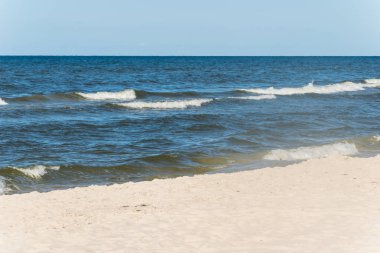 Plaj ve kum tepeleri ve deniz ile bir