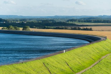 Yenilenebilir enerji göl yanındaki summerim stunnig manzaralar
