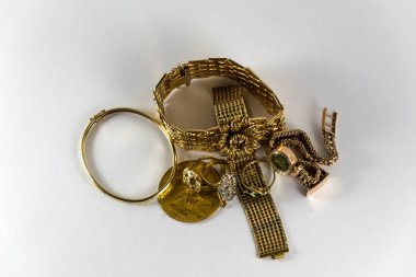 lüks ve pahalı altın bracletes, yüzük ve para. Lüks