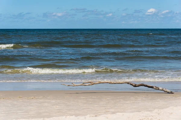 Пляж і піщані дюни і море з — стокове фото