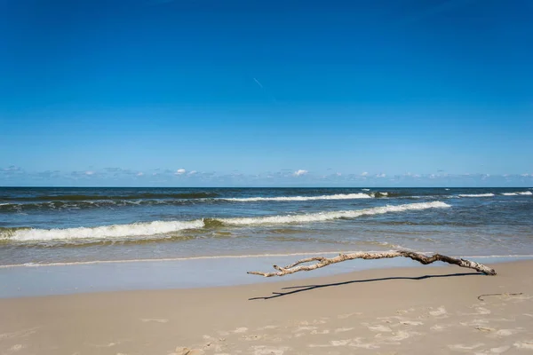 Plage et dunes de sable et mer avec un — Photo