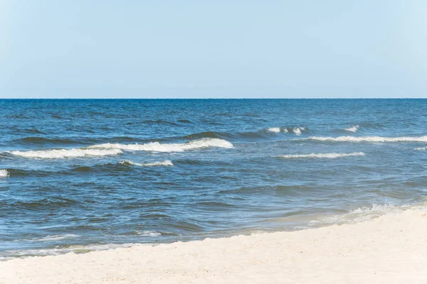 Пляж і піщані дюни і море з — стокове фото