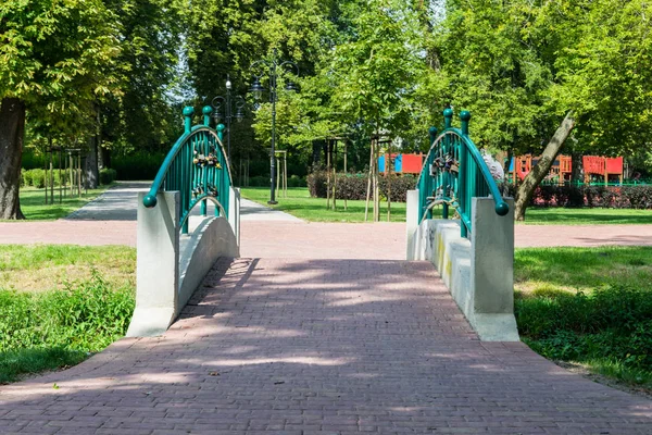 Tourkise ayak köprü yeşil Park romantik sahne