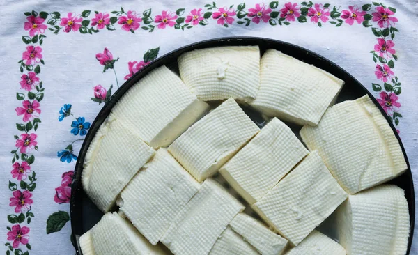 Fromage salé arménien blanc fait maison. fraîchement coupée — Photo