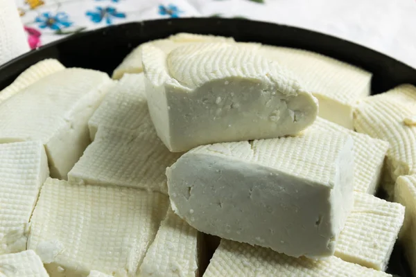 Queso salado armenio blanco casero. recién cortado —  Fotos de Stock