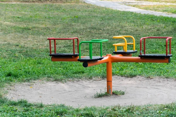Parco giochi per bambini nel parco per lo sfondo — Foto Stock