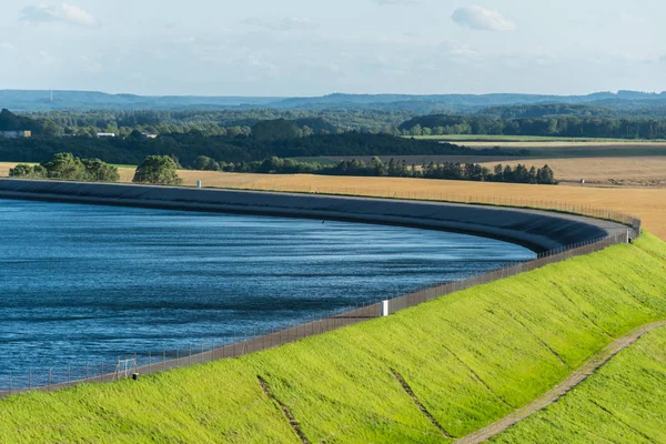 Jezioro energii odnawialnej obok krajobrazy w zabudowie bliźniaczej w summerim Obrazek Stockowy