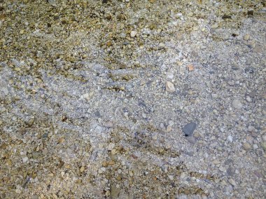 Plajda su altında çakıl taşları