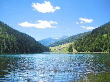 Alp bölgesi dağ gölü