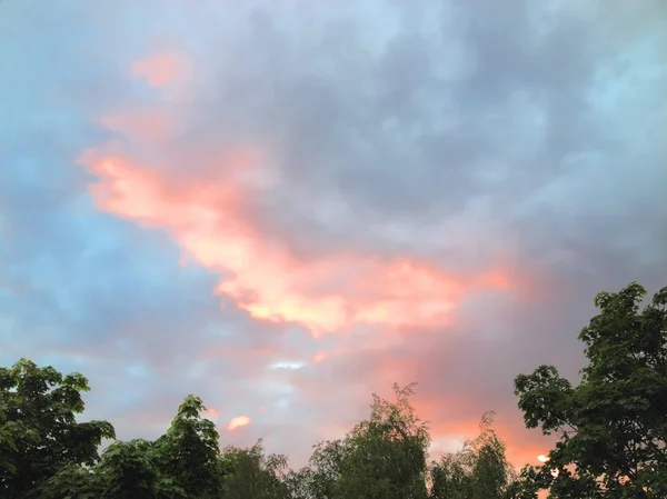Oranje gloeiende hemel bij zonsondergang — Stockfoto
