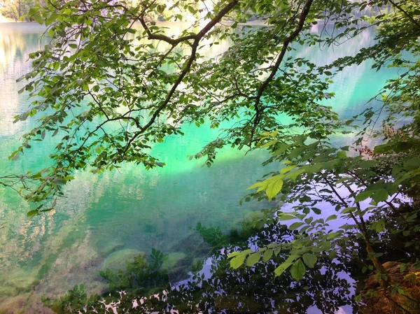 Lago de montanha verde esmeralda — Fotografia de Stock