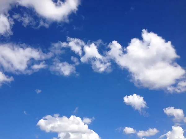 Nuvens brancas em um céu azul no verão — Fotografia de Stock