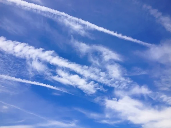 Kondensstreifen am blauen Himmel — Stockfoto