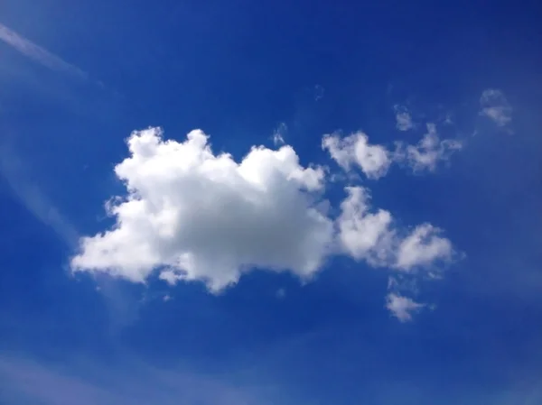 Große weiße Wolke — Stockfoto