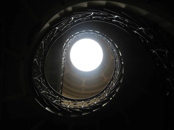 Спиральная лестница в стиле модерн — стоковое фото