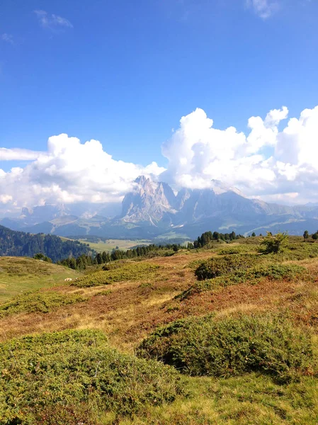 Paisagem de montanha nos alpes em tirol, itália — Fotografia de Stock