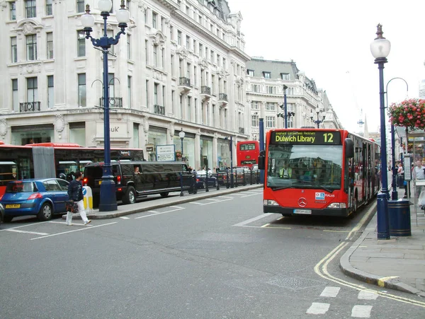 Tráfico de autobuses en Londres — Foto de Stock