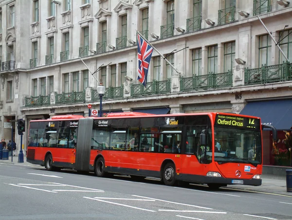 Bus traffic in London — Stock Photo, Image