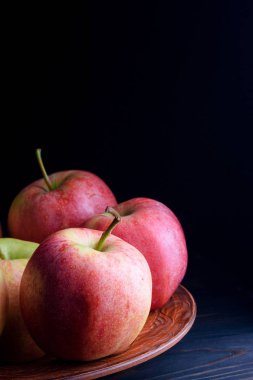 Bir masaya bir tabak içinde güzel sulu elma