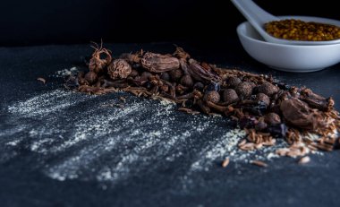 Baharat hardal bir masada