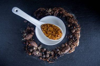 Baharat hardal bir masada