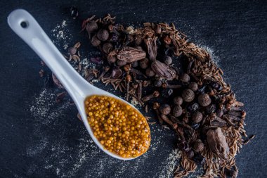 Baharat hardal bir masada