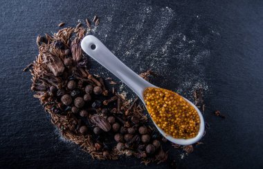 Baharat hardal bir masada