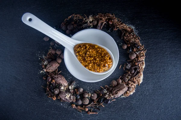 Baharat hardal bir masada