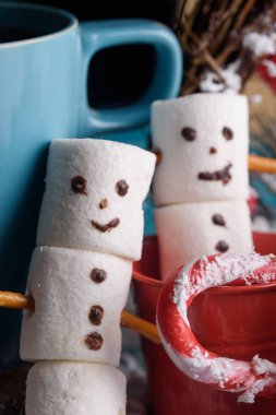 Marshmallow üzerinden kardan adam. Yeni yıl kardan adam. Festival tablosu 
