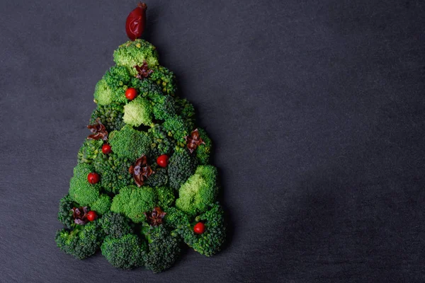 Sebze ve sulu yeşil lahana ağaç masada