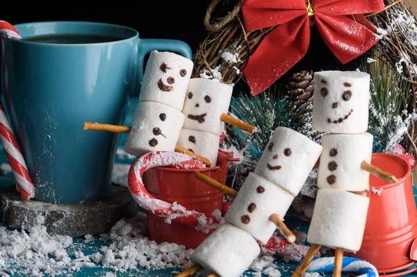 Des bonhommes de neige de guimauves. Des bonhommes de neige du Nouvel An. Une table festive de — Photo