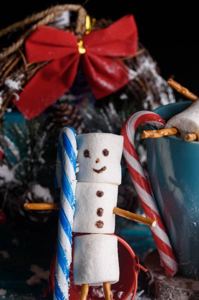 Снеговики из зефира. Новогодние снеговики. Праздничный стол — стоковое фото