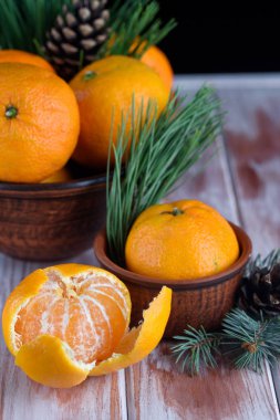 Tatlı ve sulu mandalina Ladin dal bir masada