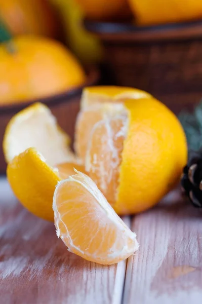 Mandarina dulce y jugosa sobre una mesa con ramitas de abeto — Foto de Stock