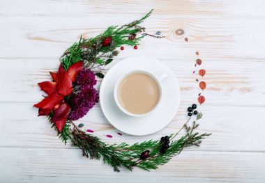 Masaya yeni bir dekor ile beyaz bir yemek bir kapuçino Kupası