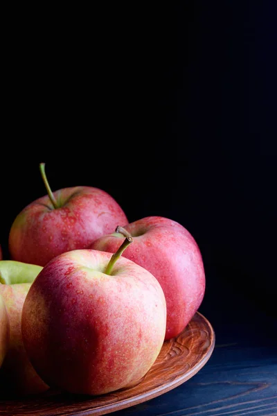 Apples in a plate on a table — Stock Photo, Image