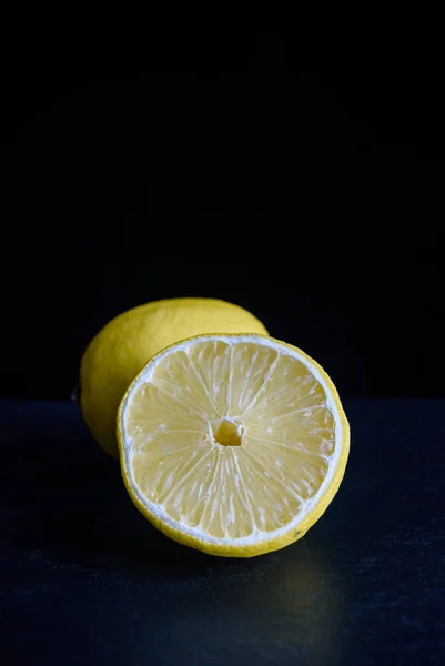 Limón brillante y jugoso sobre la mesa — Foto de Stock