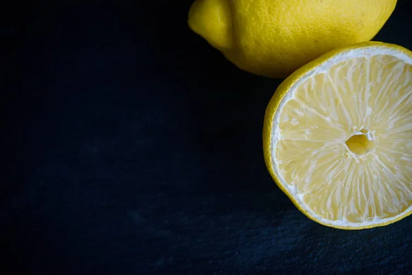 Limón brillante y jugoso sobre la mesa — Foto de Stock