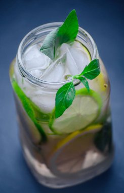 Ferahlatıcı bir yaz içeceği olarak Ahududu ve kireç yapılmış bir ta