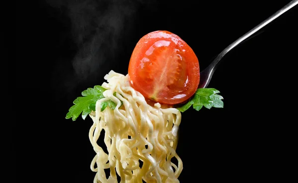 Aptitretande spaghetti på en gaffel med tomater och persilja — Stockfoto