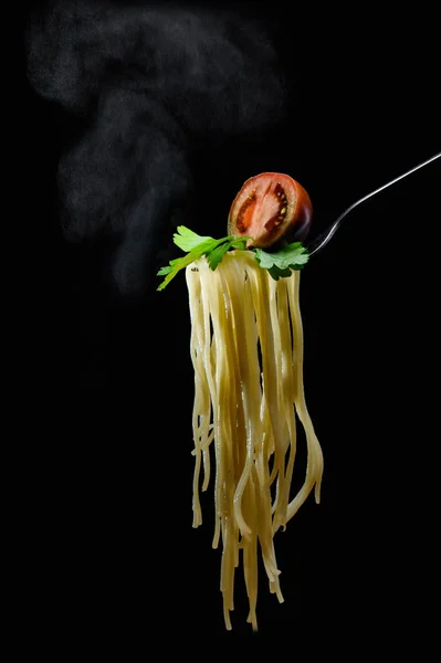 İştah açıcı spagetti domates ve maydanoz bir çatalla üzerinde