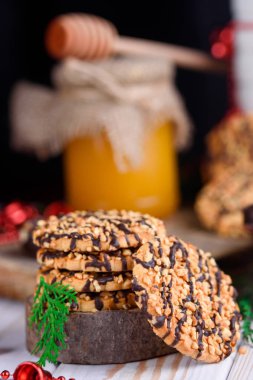 Bal ve süt ile bir tabak fıstık ile tatlı bisküvi bir 