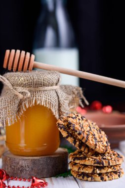 Bal ve süt ile bir tabak fıstık ile tatlı bisküvi bir 