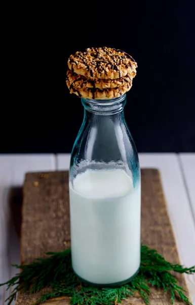 신선한 우유와 쿠키와 땅콩의 조각 유리 병 — 스톡 사진