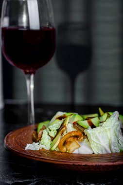 Taze ve lezzetli salata sebze ve bir kadeh şarap üzerinde 