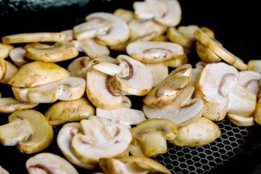 Fried mantar sıcak bir tavada bir elektrik soba üzerinde