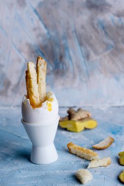 Haşlanmış yumurta ve masada kruton leziz kahvaltı