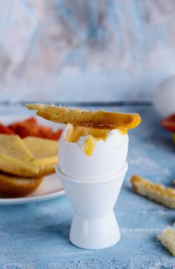 Haşlanmış yumurta ve masada kruton leziz kahvaltı