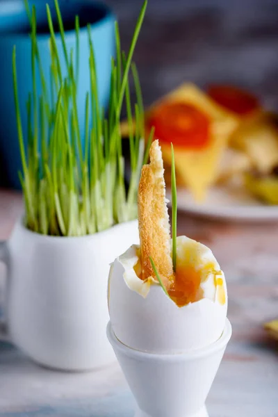 Apetitivo desayuno de huevos cocidos y té aromático fuerte en t — Foto de Stock