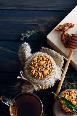 Kokulu çiçek çay lezzetli tanımlama karanlık tablo ile